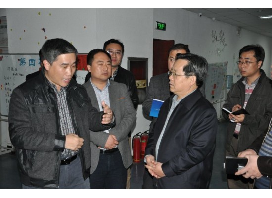 公司總經(jīng)理向開發(fā)區(qū)委書記段小勇匯報工作